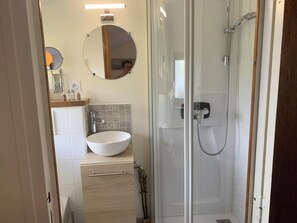 Ducha, secador de pelo, toallas y jabón