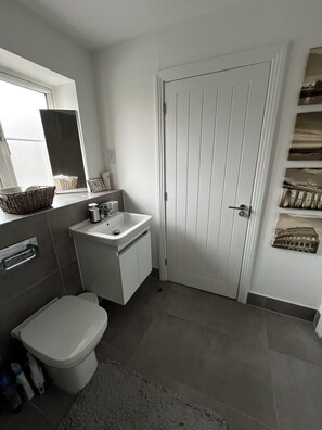 Shower, hair dryer, towels, soap - Bedroom with locks-Private Bathroom & Free Parking (Pulborough)