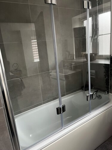 Bedroom with locks-Private Bathroom & Free Parking