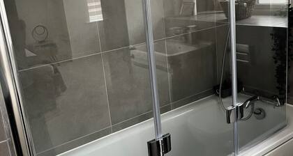 Bedroom with locks-Private Bathroom & Free Parking