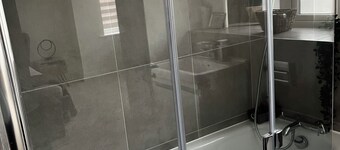 Bedroom with locks-Private Bathroom & Free Parking