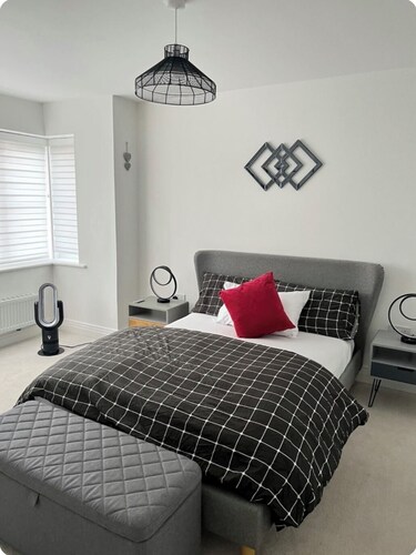 Bedroom with locks-Private Bathroom & Free Parking