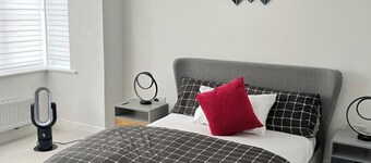 Bedroom with locks-Private Bathroom & Free Parking