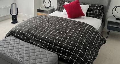 Bedroom with locks-Private Bathroom & Free Parking