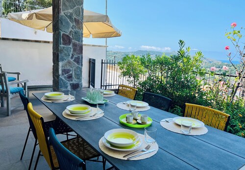 Renovated, modern and comfortable apartment, close to downtown and the sea 