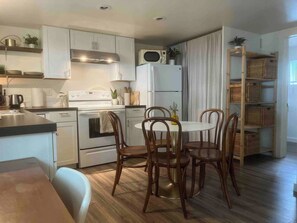 Private kitchen - Rustic/Retro Home Near Lakes & Silverwood (Coeur d'Alene)