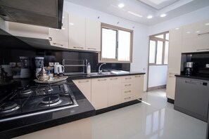 冷蔵庫、電子レンジ、オーブン、コンロ