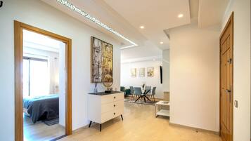 3 habitaciones, tabla de planchar con plancha, wifi y ropa de cama