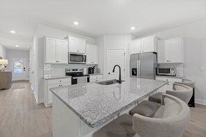 Kjøleskap, mikrobølgeovn, ovn og kokeplater