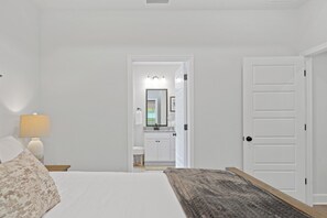 4 bedrooms, free WiFi, bed sheets - Fully-Fenced Backyard! Perfect for Families/Groups (Tallahassee)