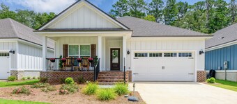 Fully-Fenced Backyard! Perfect for Families/Groups
