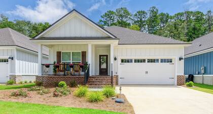 Fully-Fenced Backyard! Perfect for Families/Groups