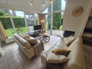 Smart TV, fireplace - Vakantiehuis 'Het Kleine Verschil in het Hart van Drenthe.' (Zwiggelte)