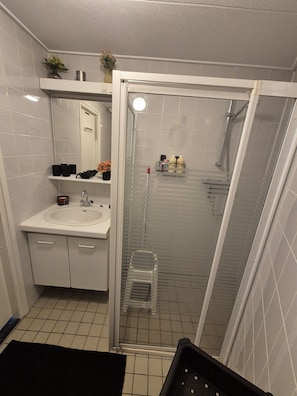 Dusj, hårføner, håndklær og såpe