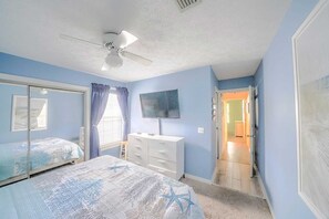 3 bedrooms, WiFi - 463 Marlin Dr. - 2 Golf Carts! 1 King, 1 Queen Size bed & XL Twin over Queen Bunk bed (Panama City Beach)