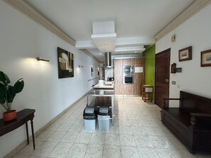 Kylskåp, ugn, spishäll och barnstol