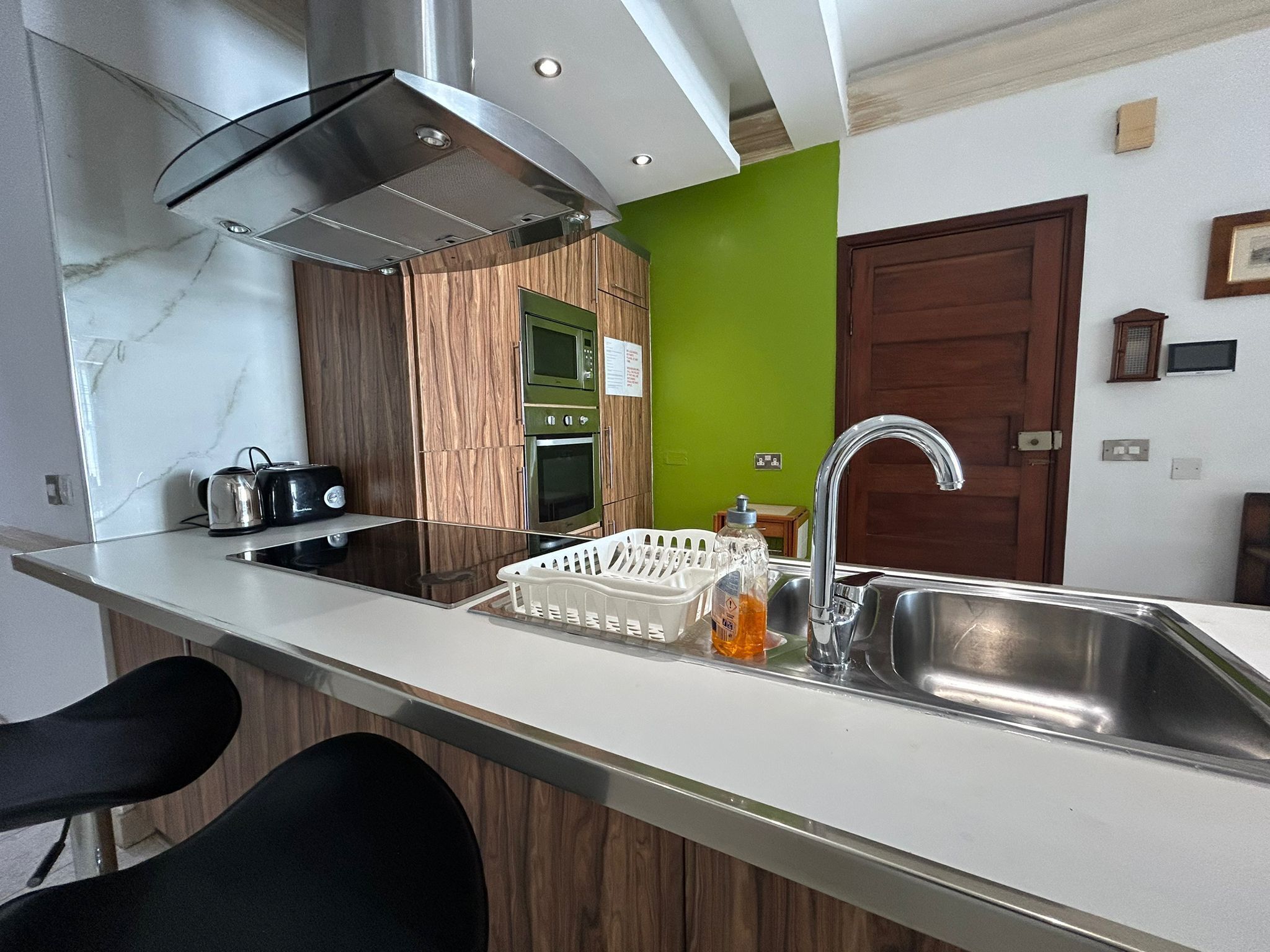 Een koelkast, een oven, een kookplaat, een kinderstoel