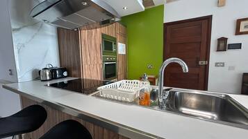 Een koelkast, een oven, een kookplaat, een kinderstoel