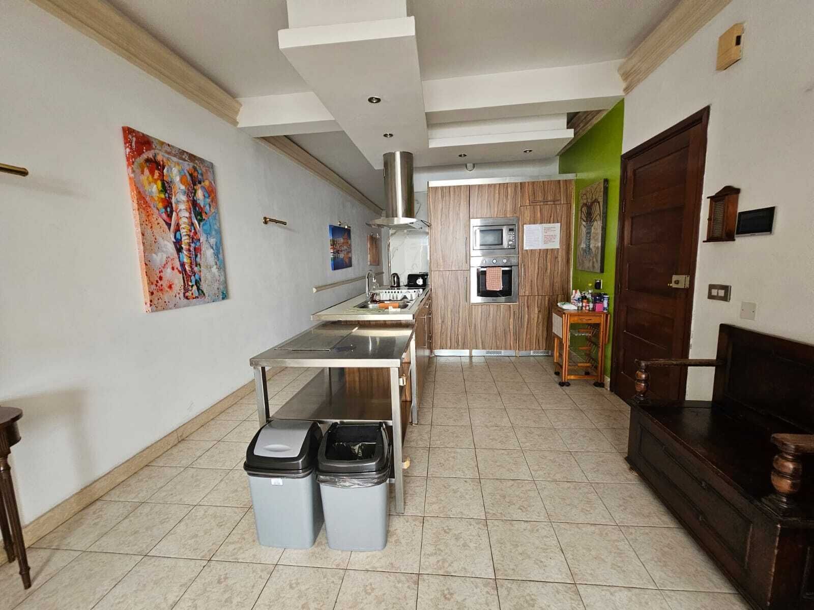 Een koelkast, een oven, een kookplaat, een kinderstoel