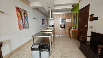 Een koelkast, een oven, een kookplaat, een kinderstoel