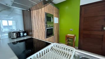 Refrigerador, horno, placa de cocina, silla alta para bebés