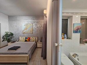 3 habitaciones, escritorio, tabla de planchar con plancha y wifi gratis 