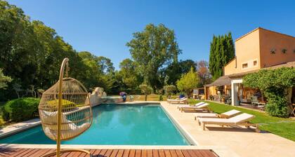 Belle villa provençale dans parc paysagé de 2Ha avec piscine, sauna, balnéo