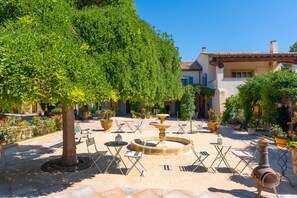 Terrace/patio - Belle Villa Provençale Dans Parc Paysagé de 2Ha Avec Piscine, Sauna, Balnéo (Grans)