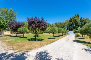 Property grounds - Belle Villa Provençale Dans Parc Paysagé de 2Ha Avec Piscine, Sauna, Balnéo (Grans)