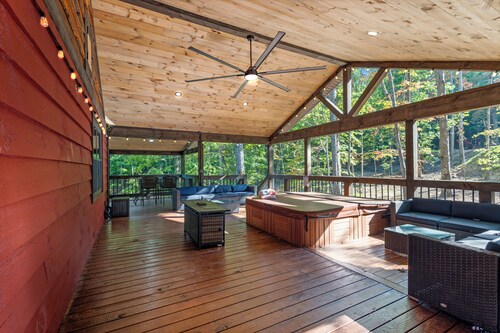 Trails End Lodge - 5 BR cabin in Morganton with Games, WiFi, Hot Tub