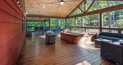 Trails End Lodge - 5 BR cabin in Morganton with Games, WiFi, Hot Tub