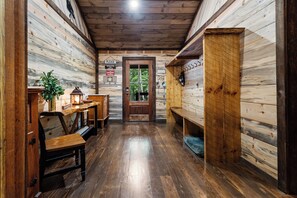 Interior - Trails End Lodge - 5 BR cabin in Morganton with Games, WiFi, Hot Tub (Morganton)