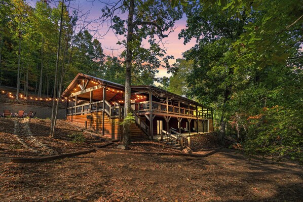 Exterior - Trails End Lodge - 5 BR cabin in Morganton with Games, WiFi, Hot Tub (Morganton)