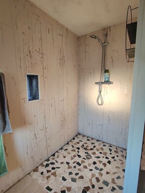 Douche, sèche-cheveux, serviettes fournies, savon