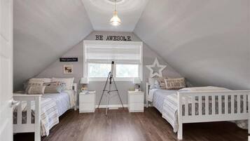 3 bedrooms, desk, WiFi