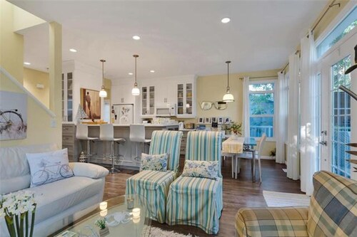 Cozy All Season Luxury Cabin in Grand Beach / Starlink