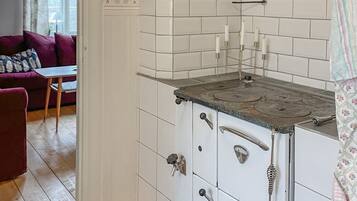 Een koelkast, een oven, een kookplaat, een koffiezetapparaat/waterkoker