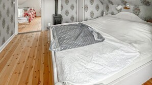 A bedroom with a bed, wooden floor, and a radiator. - 2 bedroom nice home in Mariannelund (Mariannelund)