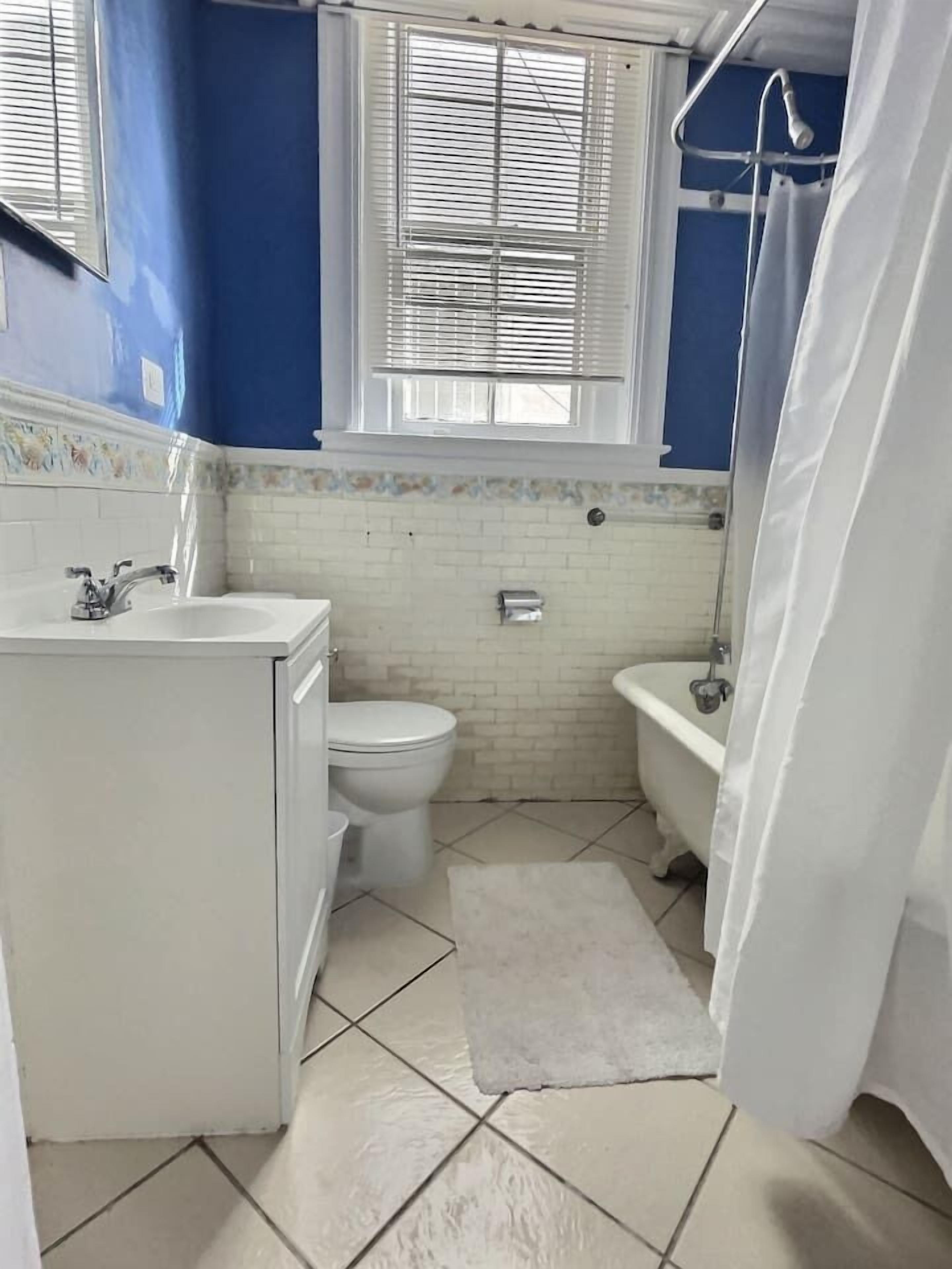 Un baño con inodoro, lavamanos y bañera.