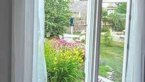 Interior - Cozy Seaside studio in charming Marblehead with AC, WiFi. Short walk to downtown (Marblehead)