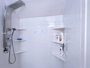 Dusche, Haartrockner, Handtücher, Seife