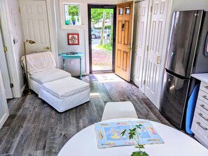 Interior - Cozy Seaside studio in charming Marblehead with AC, WiFi. Short walk to downtown (Marblehead)