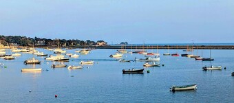 Cozy Seaside studio in charming Marblehead with AC, WiFi. Short walk to downtown
