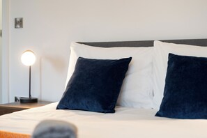 2 Schlafzimmer, Schreibtisch, Bügeleisen/Bügelbrett, Reisekinderbett