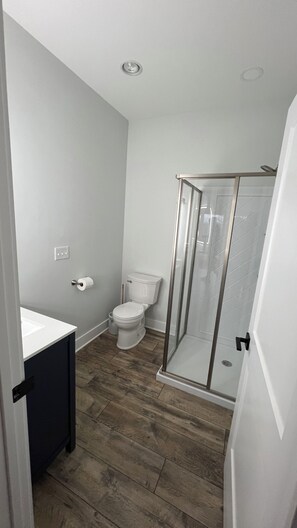 Douche, sèche-cheveux, serviettes fournies, savon