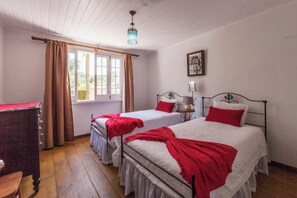 4 chambres, fer et planche à repasser, Wi-Fi, draps fournis