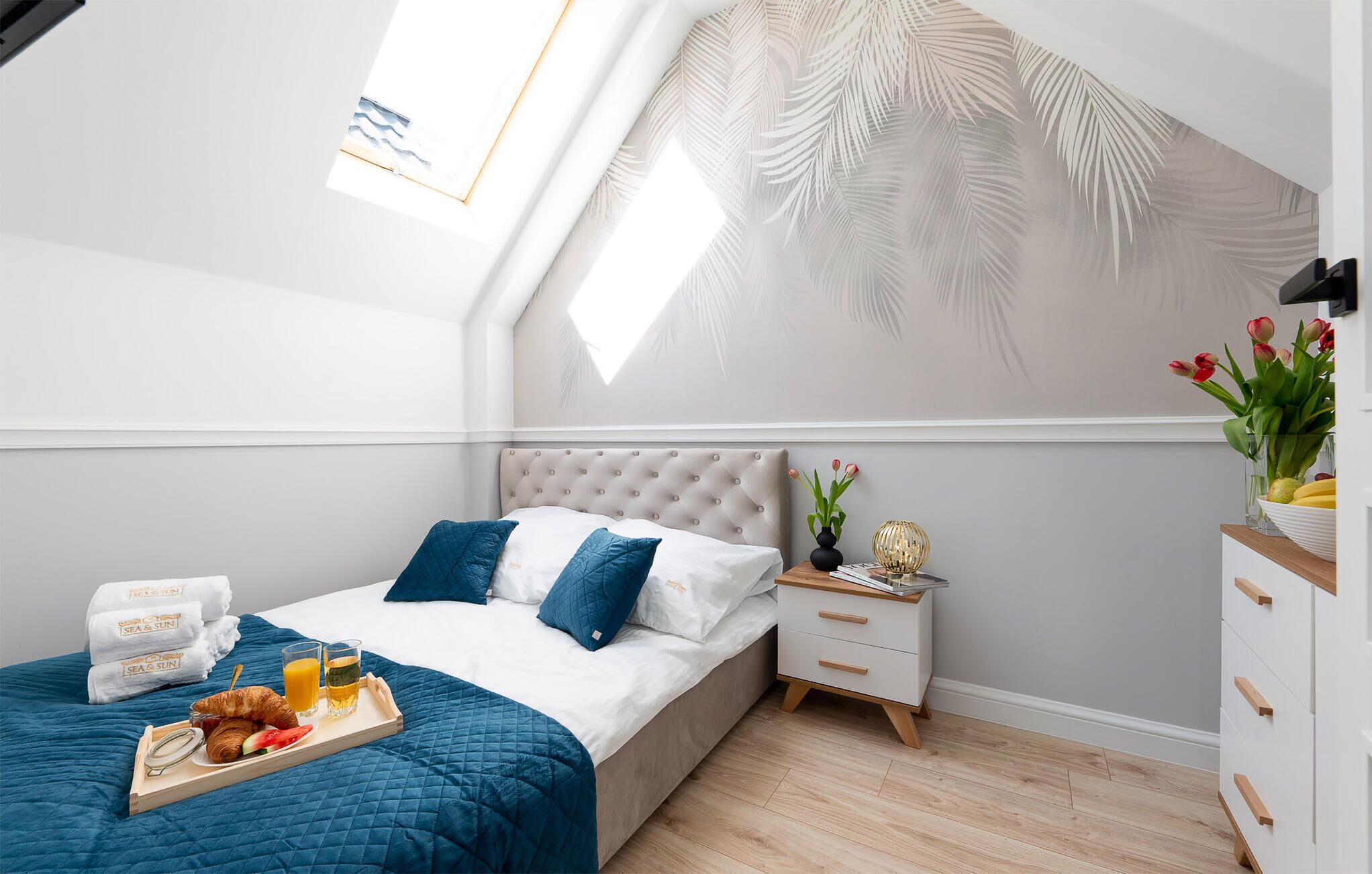Une chambre à coucher moderne avec un lit, une table de chevet et une commode.