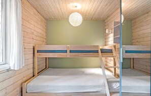 5 bedrooms, travel cot, free WiFi - 5 bedroom nice home in Hadsund (Hadsund)