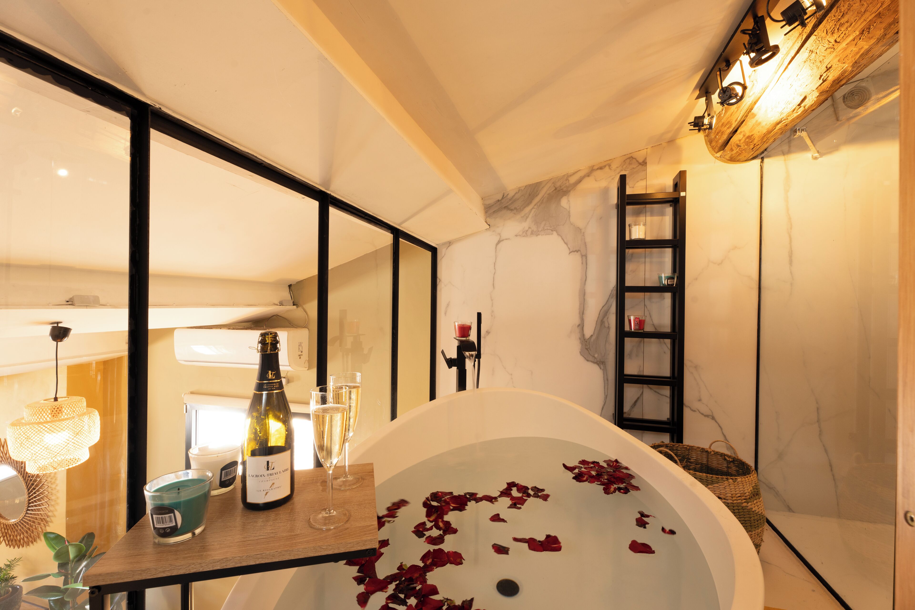 Secador de pelo, toallas, jabón y champú