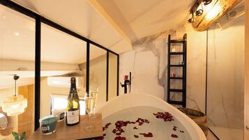 Secador de pelo, toallas, jabón y champú